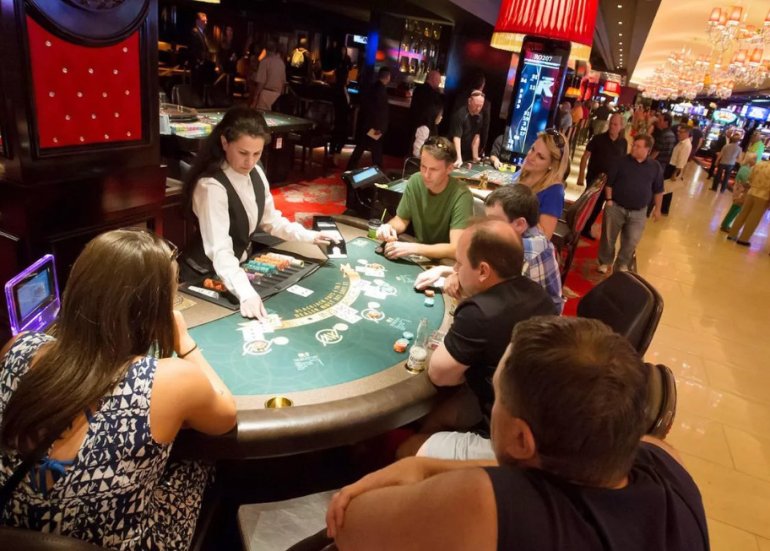 Greek gov’t to cut casino slots, gaming table taxes
